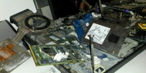 Foto eines zerstörten Laptops